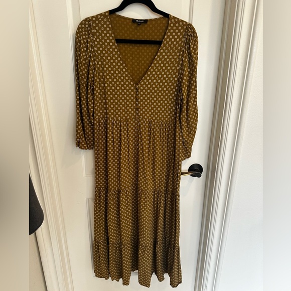 Madewell V-Neck Tiered Button-Front Midi Dress with hidden pockets. Size 8 - Picture 7 of 7
